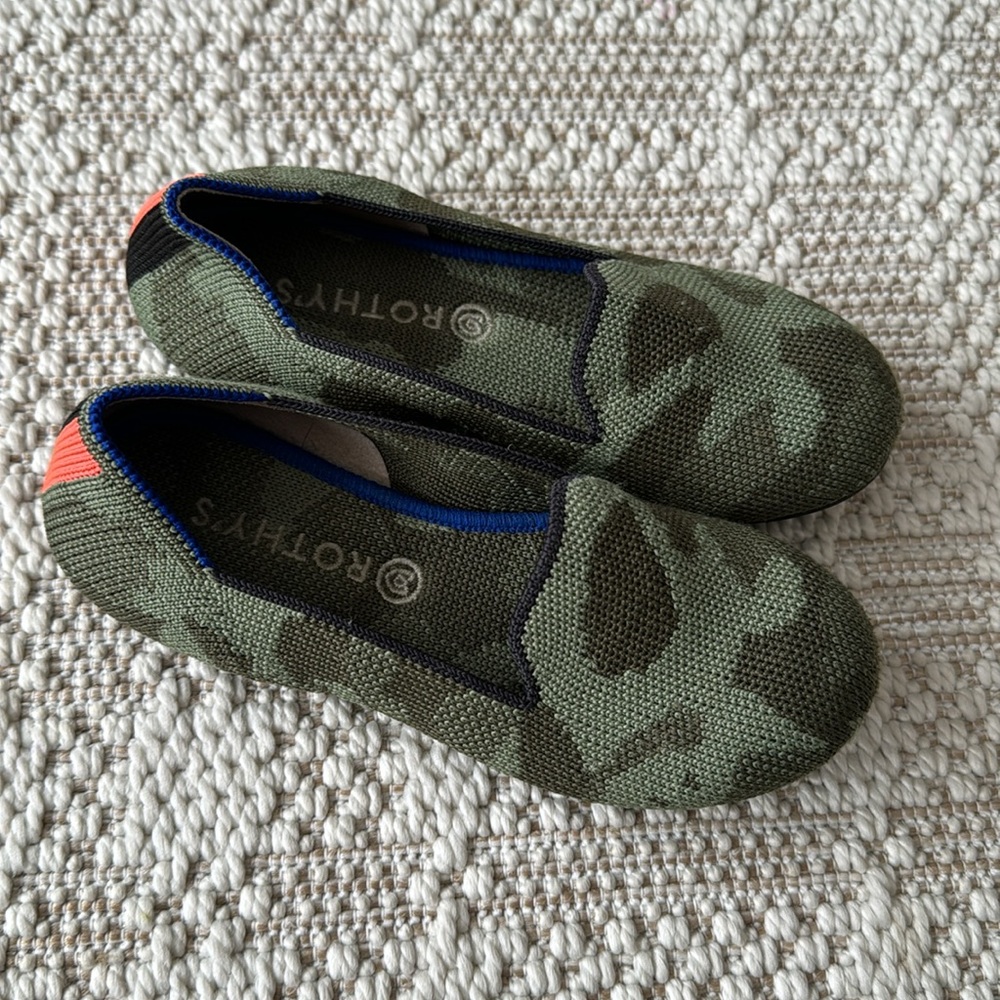Rothys Girls Camo Loafers size 12 run small like a 10 - Picture 2 of 5